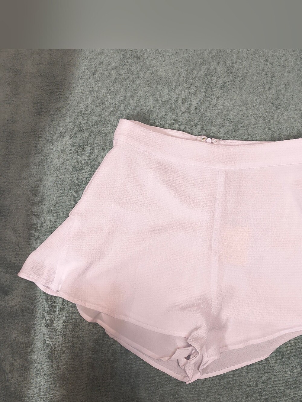 NWT superdown Cory Flutter Shorts White XS Flounce Hem Revolve